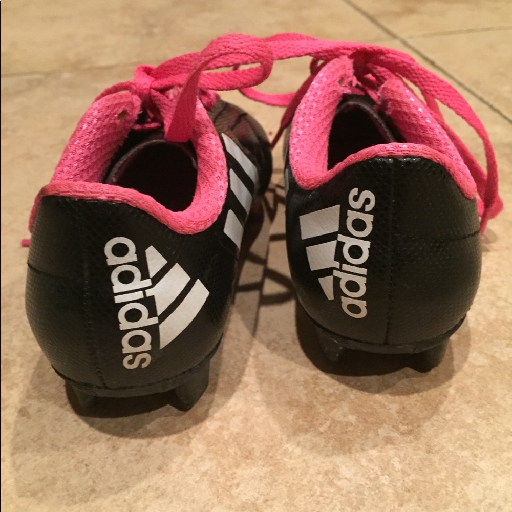 Soccer shoes